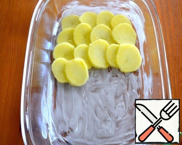 Heat-resistant baking dish (square or rectangular) grease with butter. Put on the bottom layer of potatoes. Lightly season with salt.