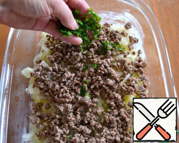 Put a layer of onion on top, then a layer of minced meat. Sprinkle with chopped parsley (some parsley set aside to decorate the finished dish!). Lay out another layer of potatoes, onions and minced meat.