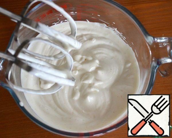 After this time, whisk in a bowl (preferably with an electric mixer) Greek yogurt (or sour cream), cream together with a pinch of salt and the remaining paprika.
