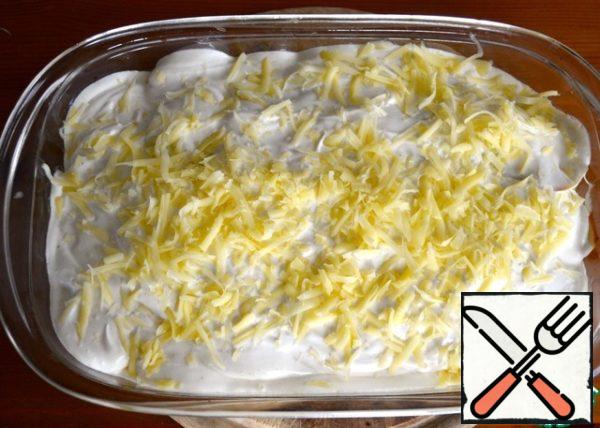 Remove the gratin from the oven and remove the foil. Put on top of the resulting cream and spread it over the entire surface of the casserole. Sprinkle the grated gruyère cheese on top and place it in the oven for another 20 minutes.