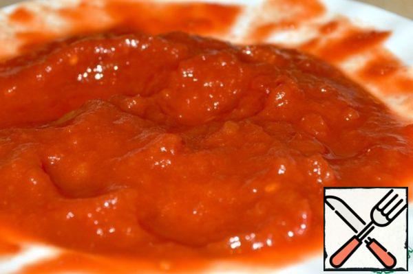 Drain the tomato juice and save it. Tomatoes wipe through a sieve.