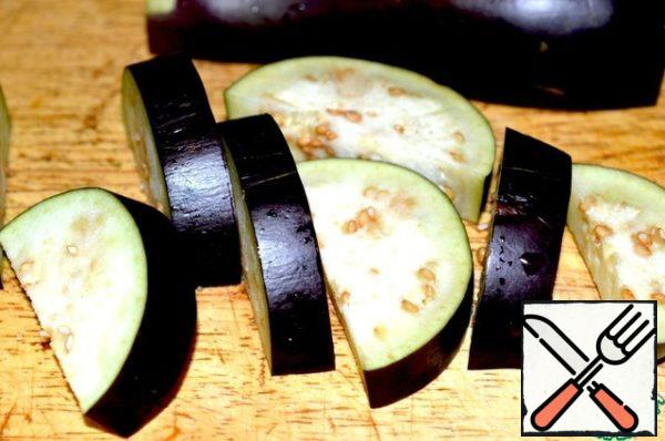 Wash the eggplant, cut the tail and cut into 2-4 pieces depending on the size of the eggplant. Then cut them into slices 1 cm thick. Blanch in boiling salted water for 2 minutes, remove with a slotted spoon and Pat with a paper towel. Fry in pieces in a pan with heated vegetable oil for 30 seconds on each side.