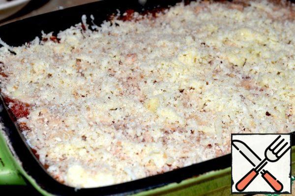 Top sprinkle with a mixture of bread crumbs and cheese. Cover the form with foil and put in a preheated 180 C oven. Bake for 30 minutes, then remove the foil and bake for another 10 minutes to brown the top.