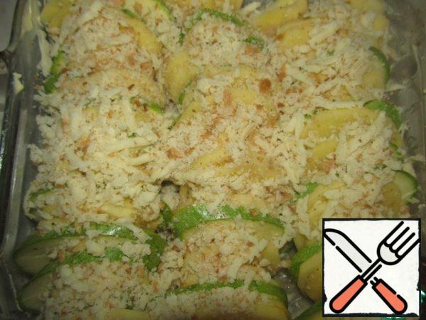 Grate cheese and bread, mix breadcrumbs and grated cheese, sprinkle liberally, put vegetables on top.
