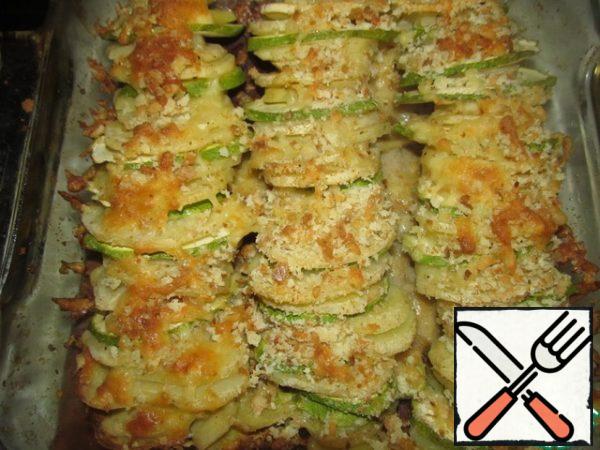 Preheat the oven to 200 degrees and bake the gratin until a beautiful and fragrant crust forms.
Serve it with fresh vegetables and salads.
Enjoy your meal!