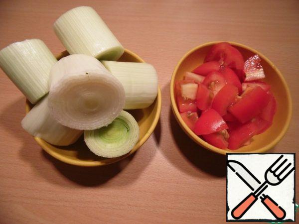Cut the onion into cubes, 2 cm high, tomatoes into cubes.
