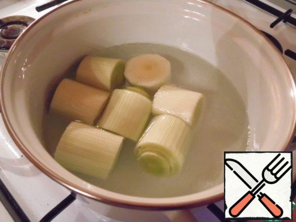 Bring the salted water to a boil, boil the onion in it (7-9 minutes, until it becomes soft). Cool the onion.
