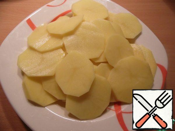 Peel the potatoes and cut into thin slices.