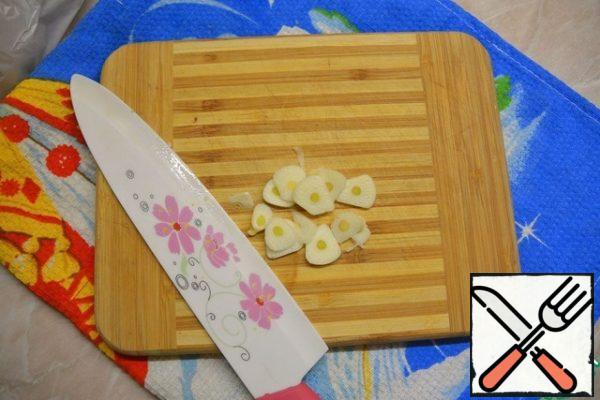 Peel the garlic, cut into slices.
