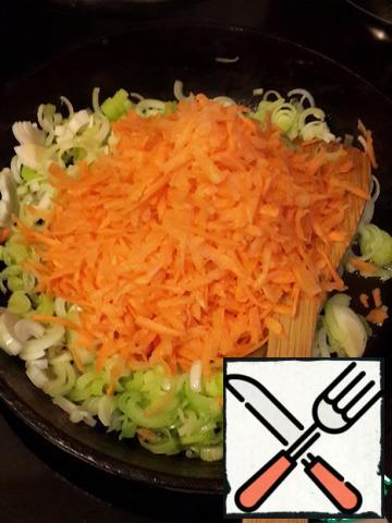 Cut the leeks, grate the carrots and put out a little butter.