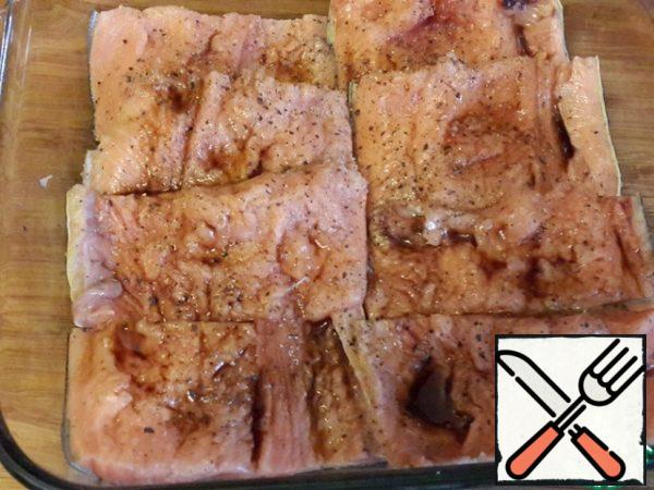 Salmon (fillet) cut into portions and put in a baking dish with the skin down. Sprinkle with salt and pepper. Mix balsamic vinegar with lemon juice and brush the fish with this mixture.
