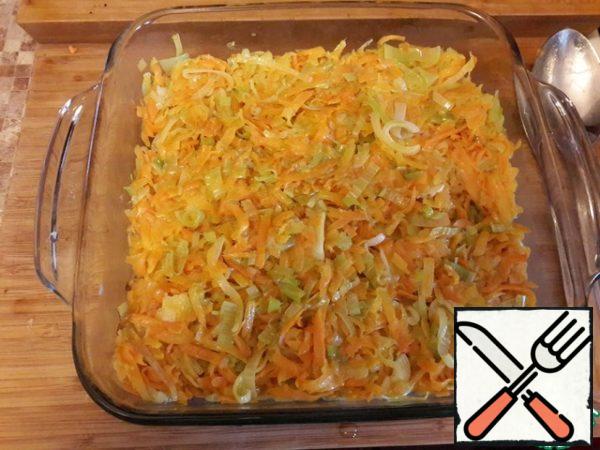 Put a layer of leek and carrot on top, add a little salt.