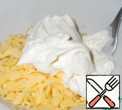 Mix sour cream with cheese.