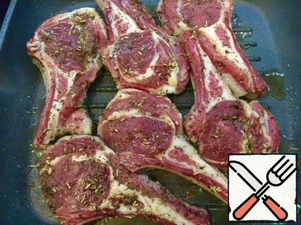 At this time, in a very hot frying pan, I cook on the grill, fry-seal our squares! Just a minute on each side!
