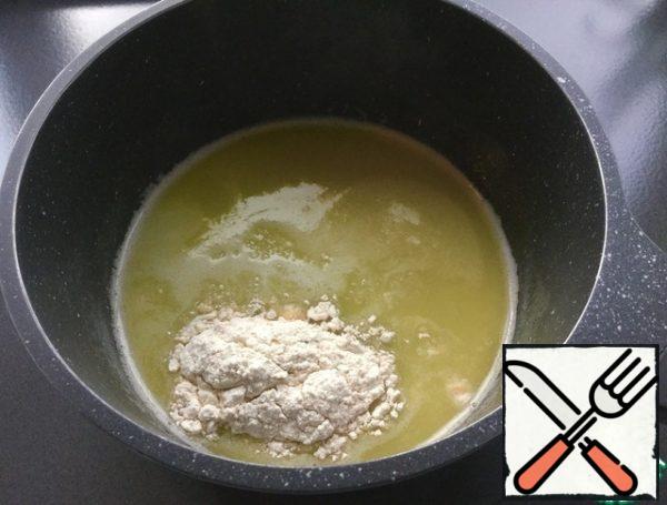 As soon as it boils, reduce the heat to a minimum, add the flour.