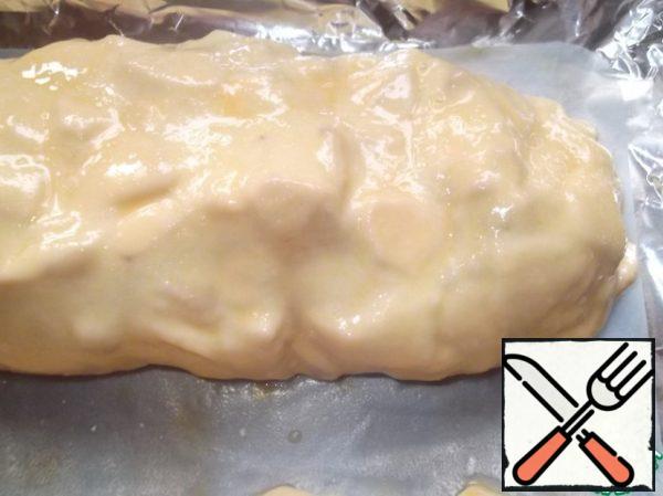 Strudel together with a rug to shift on a baking sheet (if there is no rug, then a baking sheet to grease butter and sprinkle with flour). Lubricate the egg and put in a preheated 180 degree oven for 40 minutes.
