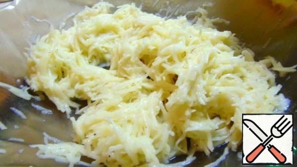 Peel and grate potatoes on a medium grater, add 1 tbsp flour and mix, salt and pepper.