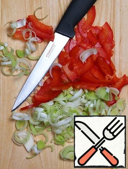 For a start, finely chop the leeks and bell pepper and saute until soft. At this time, turn on the oven to heat up to 200 degrees.