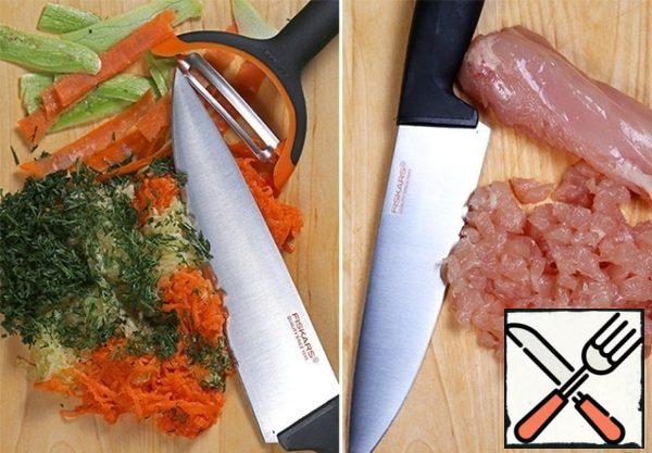 Peel the carrots and zucchini, grate on a fine grater, wash the dill and finely chop. Cut the chicken breast as small as possible. You can use a large grate in a meat grinder, but the pieces will turn out juicier, and if you have a good knife, then slicing will not be difficult for you.
