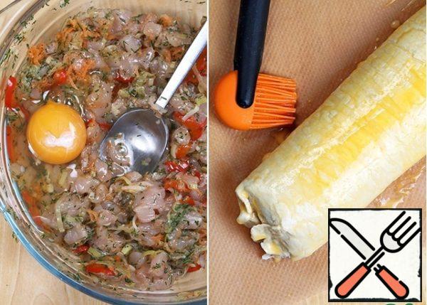 Now mix the chicken, stewed and fresh vegetables and egg, adding salt and pepper to taste, and then carefully wrap in a pre-thawed and rolled out in one direction layer of puff pastry. We grease our strudel with yolk mixed with milk on top - and put it in the oven for 40 minutes. Focus on your technique, if it starts to burn early - cover with foil, if it does not start to brown after 30 minutes - increase the temperature to 220 degrees.
