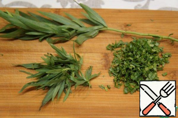 Wash pepper, dry, grease with vegetable oil and bake in the oven for 20-25 minutes. Then put it in a plastic bag. When cool, peel off.
Have to tear the tarragon leaves and finely chop. You can replace tarragon with parsley.