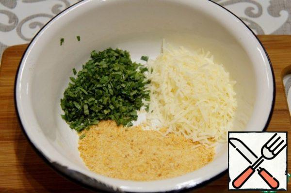 Grate the Parmesan on a fine grater. Mix 2 tablespoons of Parmesan, crackers and finely chopped tarragon leaves in a bowl and mix.