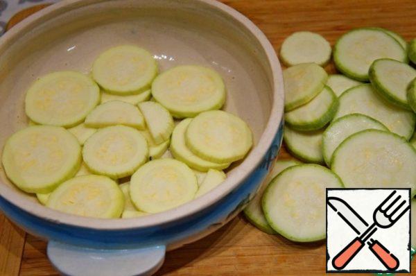 Form for baking grease with oil, put half zucchini, lightly salt and pepper.
