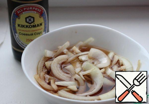 Peel the onion and cut it into thin half rings. Mix soy sauce with honey, balsamic vinegar and a little water. Cover the onion and leave to marinate for 30 minutes. Then squeeze the onion thoroughly.
