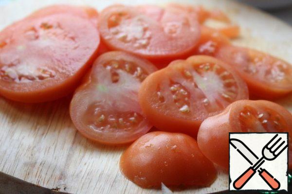 Cut tomatoes into thin rings.
