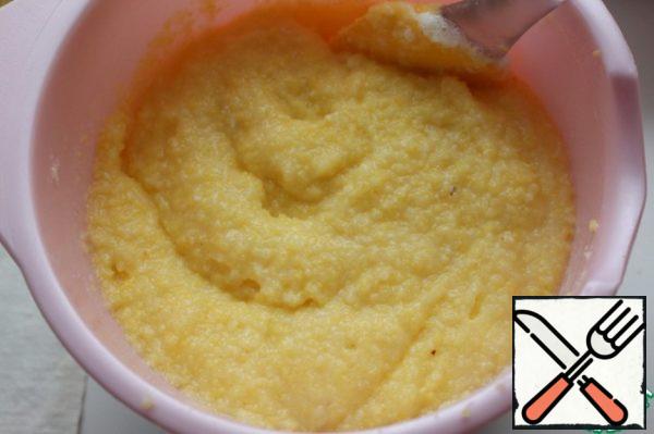 Beat the yolks with softened butter and add to the corn porridge, mix. Carefully enter the beaten egg whites.
