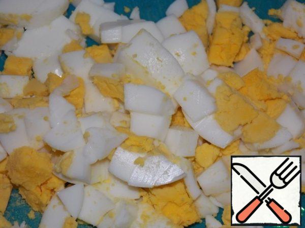 Cut the eggs into cubes.