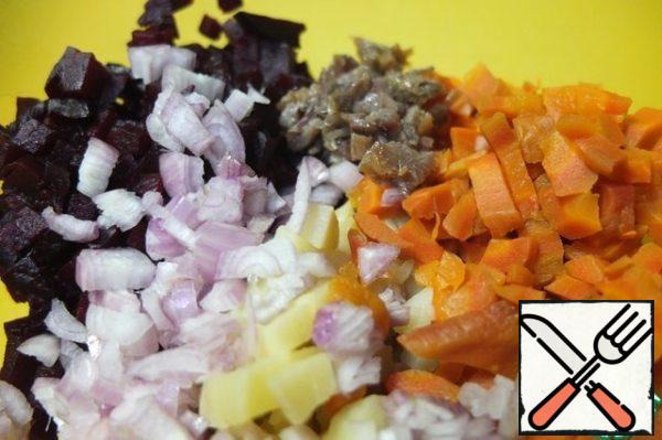Beets, carrots and potatoes are boiled in the skin until tender.
The cooled vegetables are cleaned, cut into small cubes. Add finely chopped shallots and anchovies.