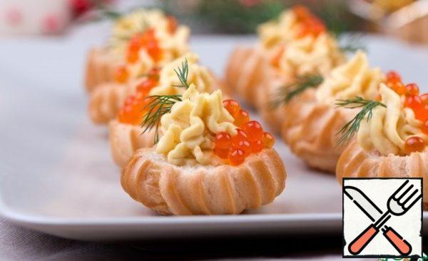 With the help of a pastry syringe or bag and shaped nozzle deposited in the middle of the egg cream. Decorate with a small amount of red caviar and dill.
