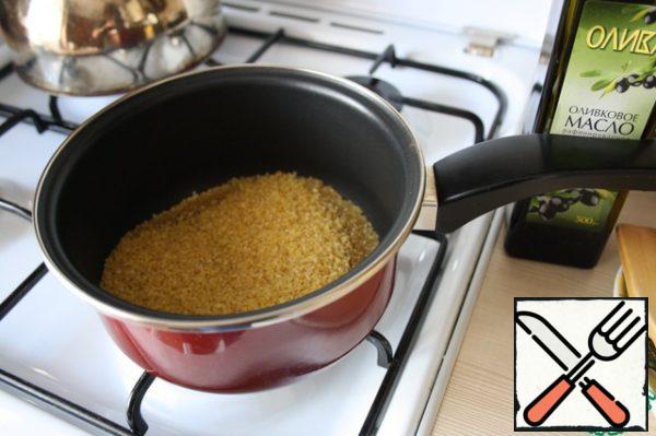 Fry the grits for 10 minutes, stirring constantly. When the grits are browned, add caramel syrup, cooked from sugar Demerara and water in proportions 1: 1. Pour the bulgur with the resulting syrup, boil for 10 minutes and add two spoons of honey and cinnamon.