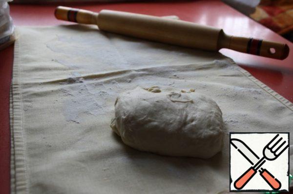 While bulgur is impregnated with aromas of orange and cinnamon, let's do the test. Half of the dough (it should stick to your hands) put on a floured towel.