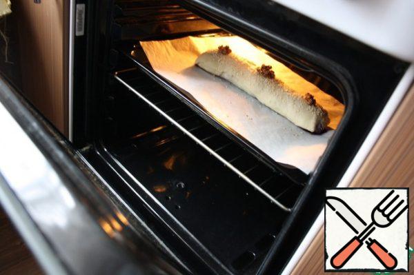 Put the strudels in the oven for 40 minutes at a temperature of about 200 degrees.
