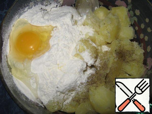 Peel the potatoes, boil in salted water, drain all the water, the potatoes should be dry. Add the egg and sifted flour to the cooled potatoes (mash in mashed potatoes).

