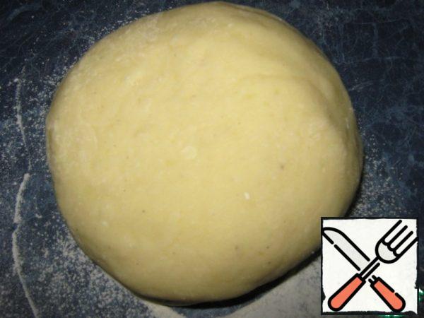 And knead the potato dough. The dough turns out soft.
