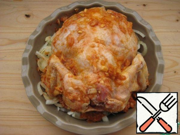 Put the chicken on the onion along with the marinade.
Bake at a temperature of 180 g for 1.5 hours, periodically pouring the chicken on top with the resulting juice.
The recipe for cooking this spicy, fragrant, juicy chicken is suitable for Sunday lunch or dinner. Lovers of sweet and sour sauces will like it. Spicy chicken with apple, spices and tomatoes turns out juicy, tender! Enjoy your meal!