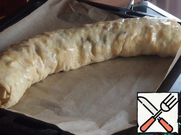 Preheat the oven to 180 degrees, baking tray lay a baking paper, using the towels to lay out the strudel on a baking sheet seam side down. Grease the roll with melted oil and bake for about 40 minutes. During baking, grease twice with oil.