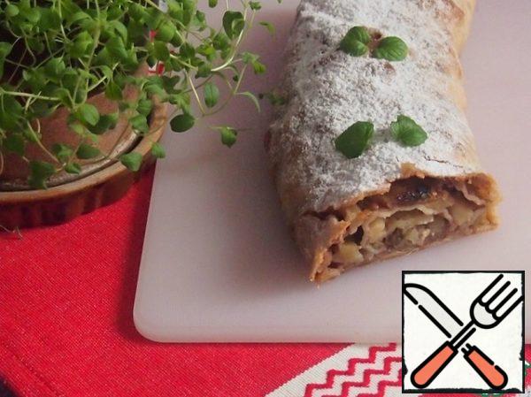 You can start eating immediately, without waiting for it to cool down, strudel is tasty in any form, but cold is easier to cut. Quickly brew tea and enjoy.