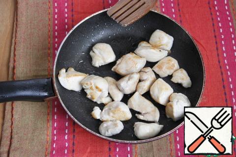 Wash chicken Breasts, get wet from moisture, cut into large cubes 3*3 cm.
Preheat the frying pan and fry the meat pieces in hot oil (can be vegetable, and butter) until it will turn brown, season with salt and pepper.