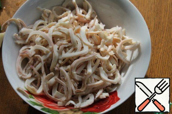 Squid wash, peel, boil in salted water for 3-5 minutes. Cool, cut into strips and sprinkle with lemon juice.