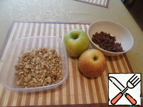 Peel the apples and grate them on a coarse grater (you can cut them into thin slices - as you like). Fill the raisins with hot water for 5 minutes and dry them. Finely chop the nuts.
