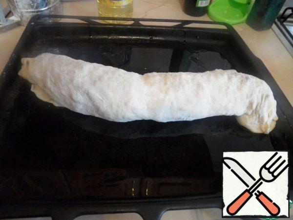 Using a towel roll into a roll. Carefully shift the roll on a baking sheet.