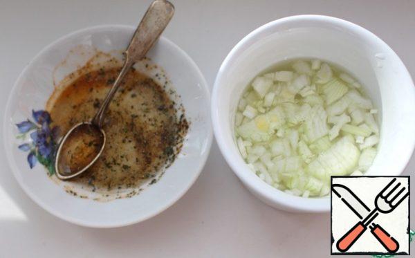 Peel the onions, finely chop and pour hot water to remove the bitterness. Allow to stand 10 minutes, drain the water and carefully squeeze the onion. You can use pickled onions. To make the dressing. Mix oil, salt, pepper, Melissa and garlic powder.