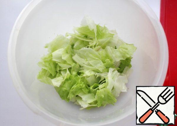 Break the lettuce leaves into small pieces.
