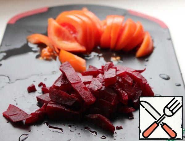 Beets bake in the oven or boil until tender. Clean and cut into small bars. Tomatoes cut into slices. It is important to take a delicious, ripe tomato.