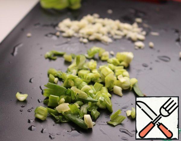 Finely chop the green onion and garlic.
