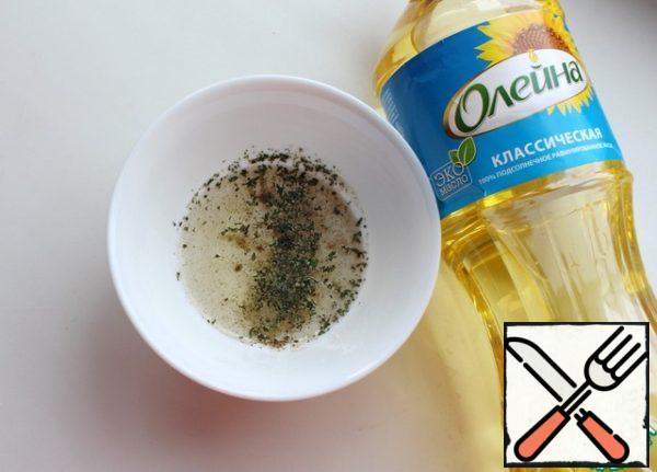 To prepare the dressing. Mix sunflower oil, white wine vinegar, pepper, salt and lemon balm.
